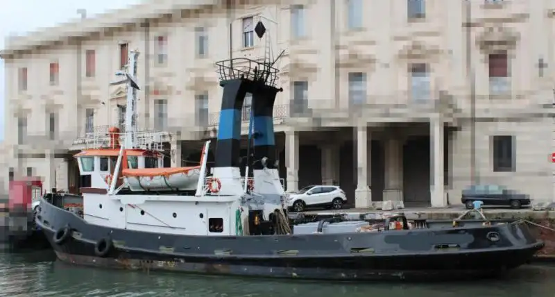 Ρυμουλκό πλοίο προς πώληση