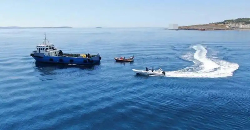 Ρυμουλκό πλοίο προς πώληση