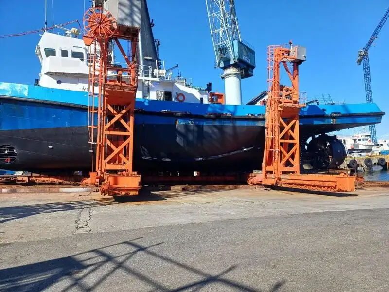 Ρυμουλκό πλοίο προς πώληση