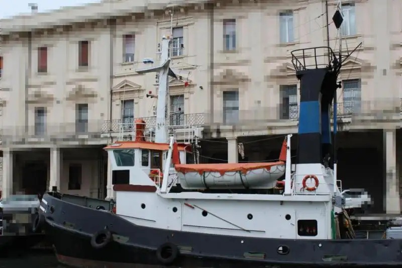 Ρυμουλκό πλοίο προς πώληση