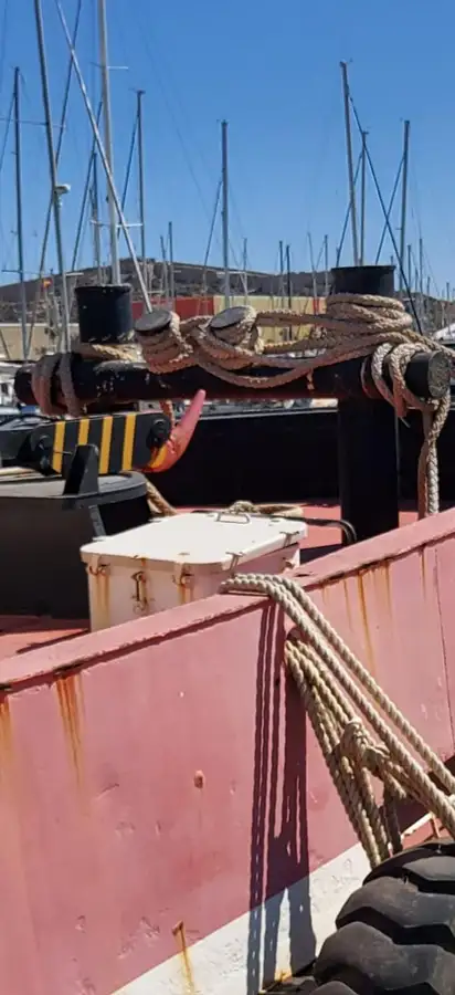 Ρυμουλκό πλοίο προς πώληση