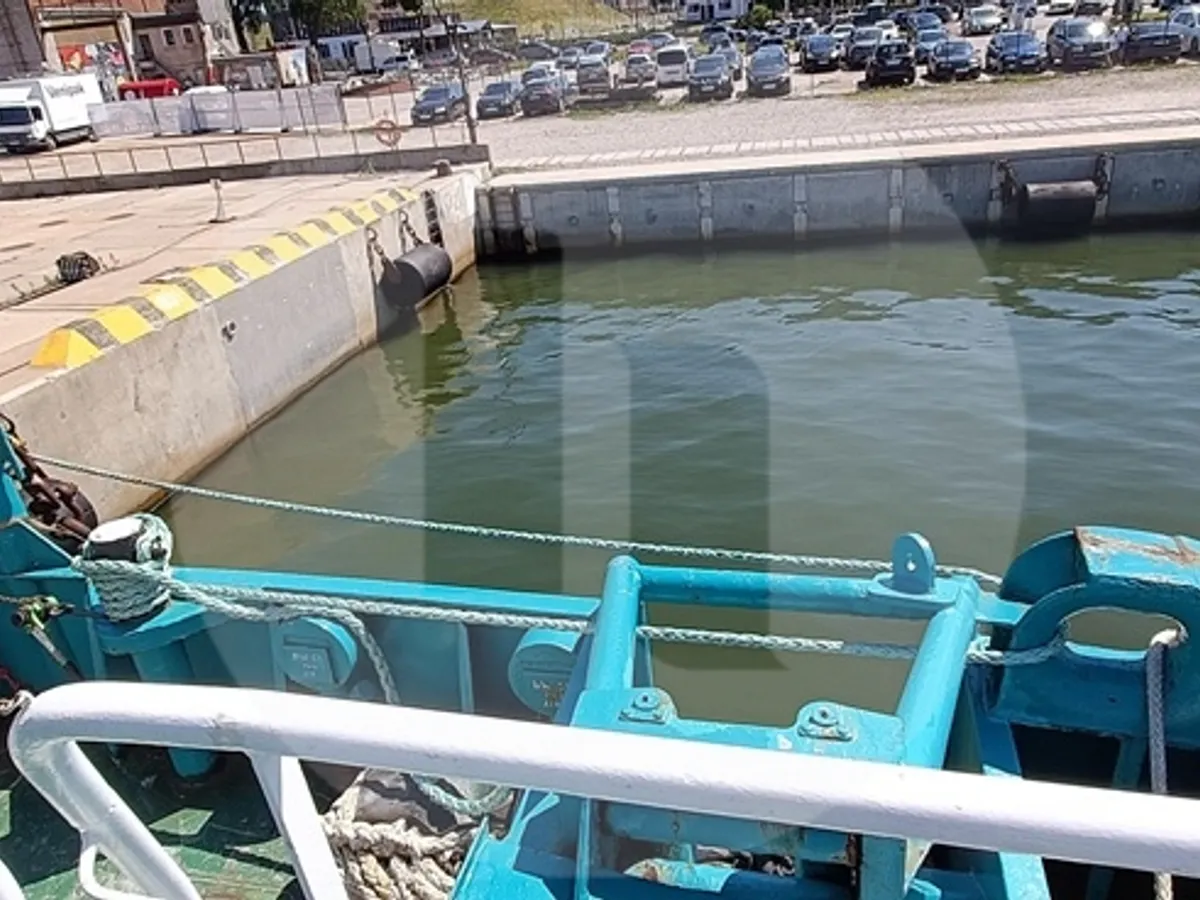 Πλοίο με γερανό προς πώληση