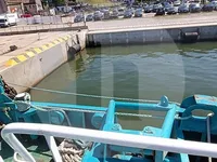 Πλοίο με γερανό προς πώληση